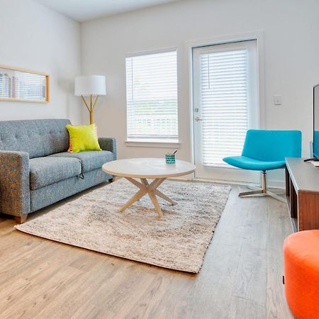 Luxe One Bedroom Apartment With Balcony Gainesville Exterior photo
