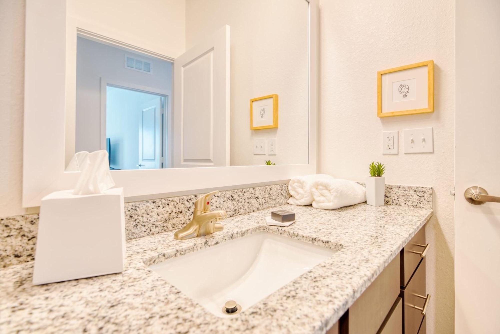 Luxe One Bedroom Apartment With Balcony Gainesville Exterior photo