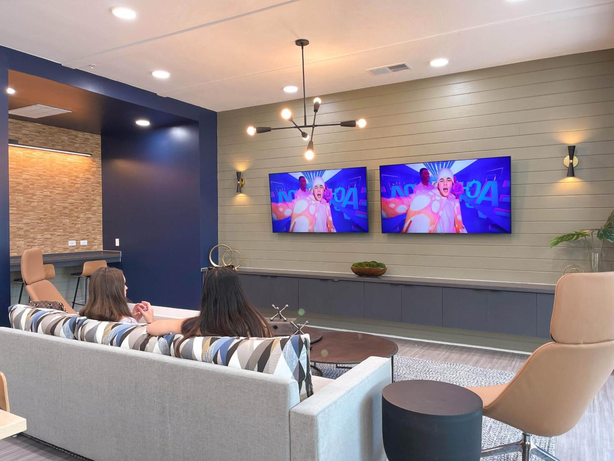 Luxe One Bedroom Apartment With Balcony Gainesville Exterior photo