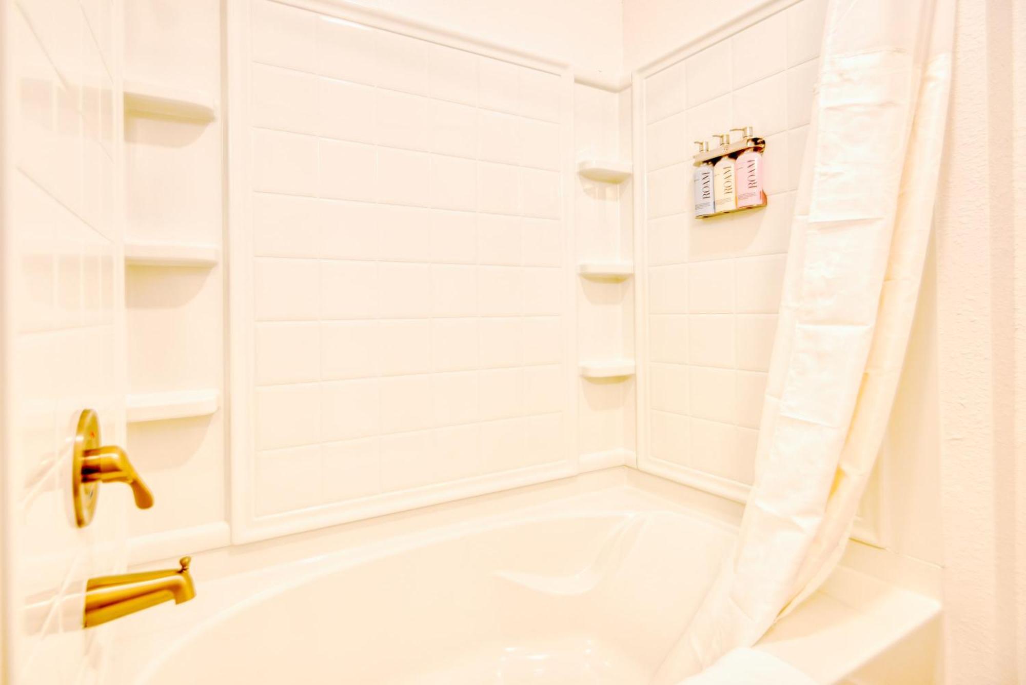 Luxe One Bedroom Apartment With Balcony Gainesville Exterior photo