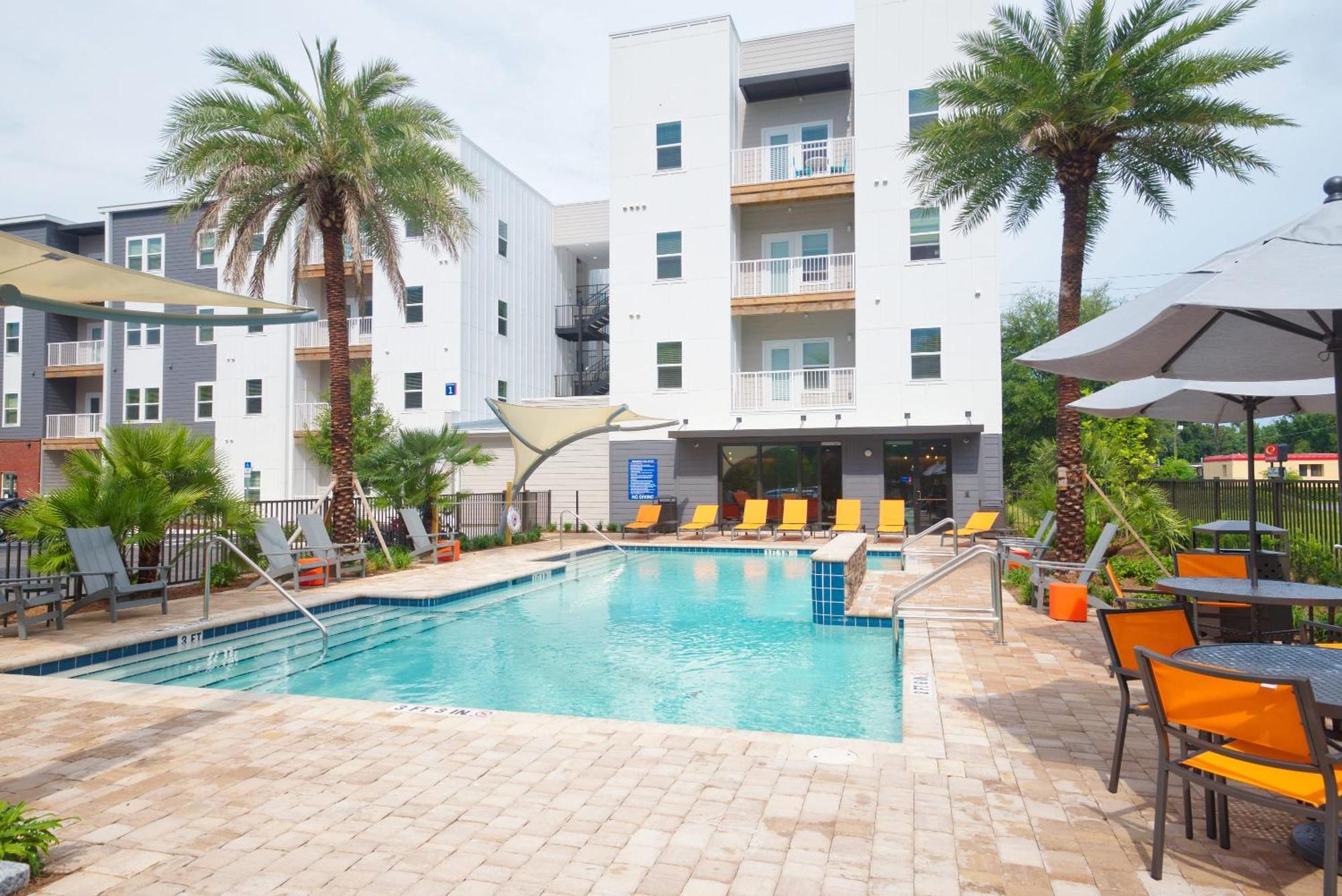 Luxe One Bedroom Apartment With Balcony Gainesville Exterior photo