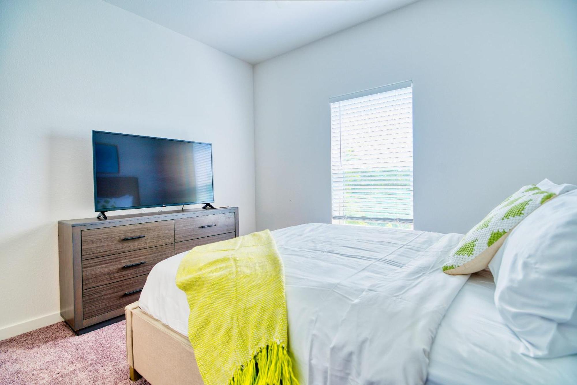 Luxe One Bedroom Apartment With Balcony Gainesville Exterior photo