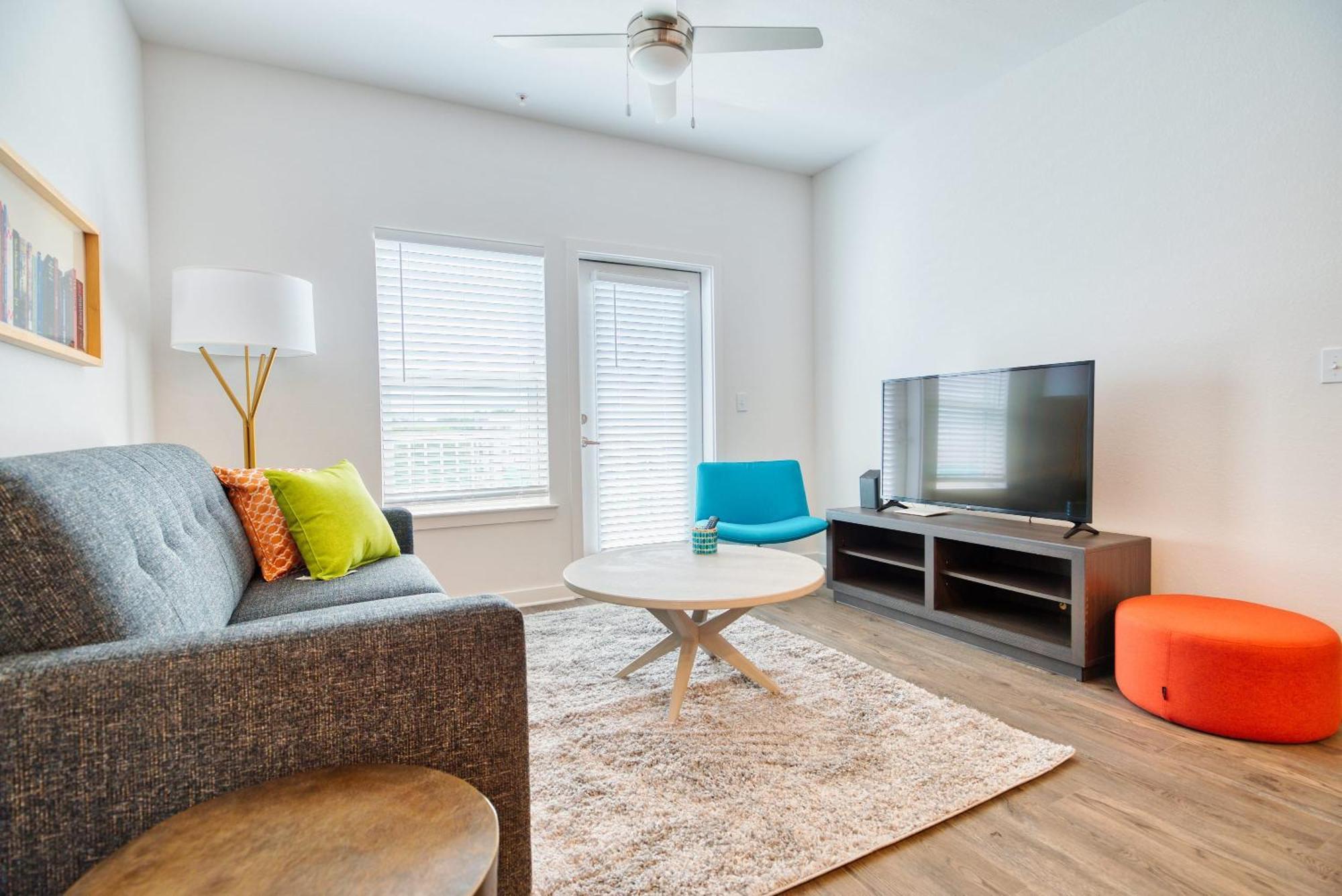Luxe One Bedroom Apartment With Balcony Gainesville Exterior photo