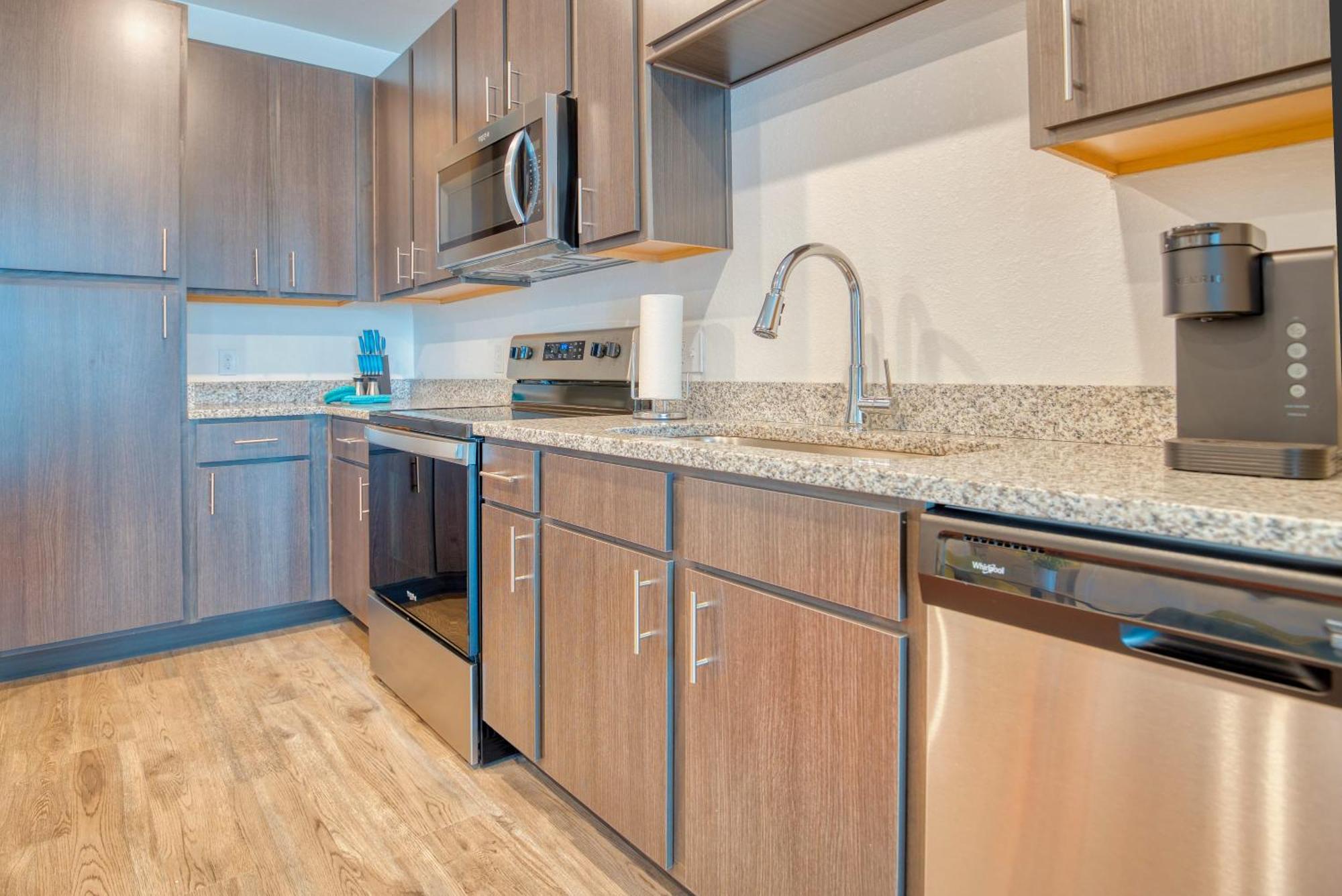 Luxe One Bedroom Apartment With Balcony Gainesville Exterior photo