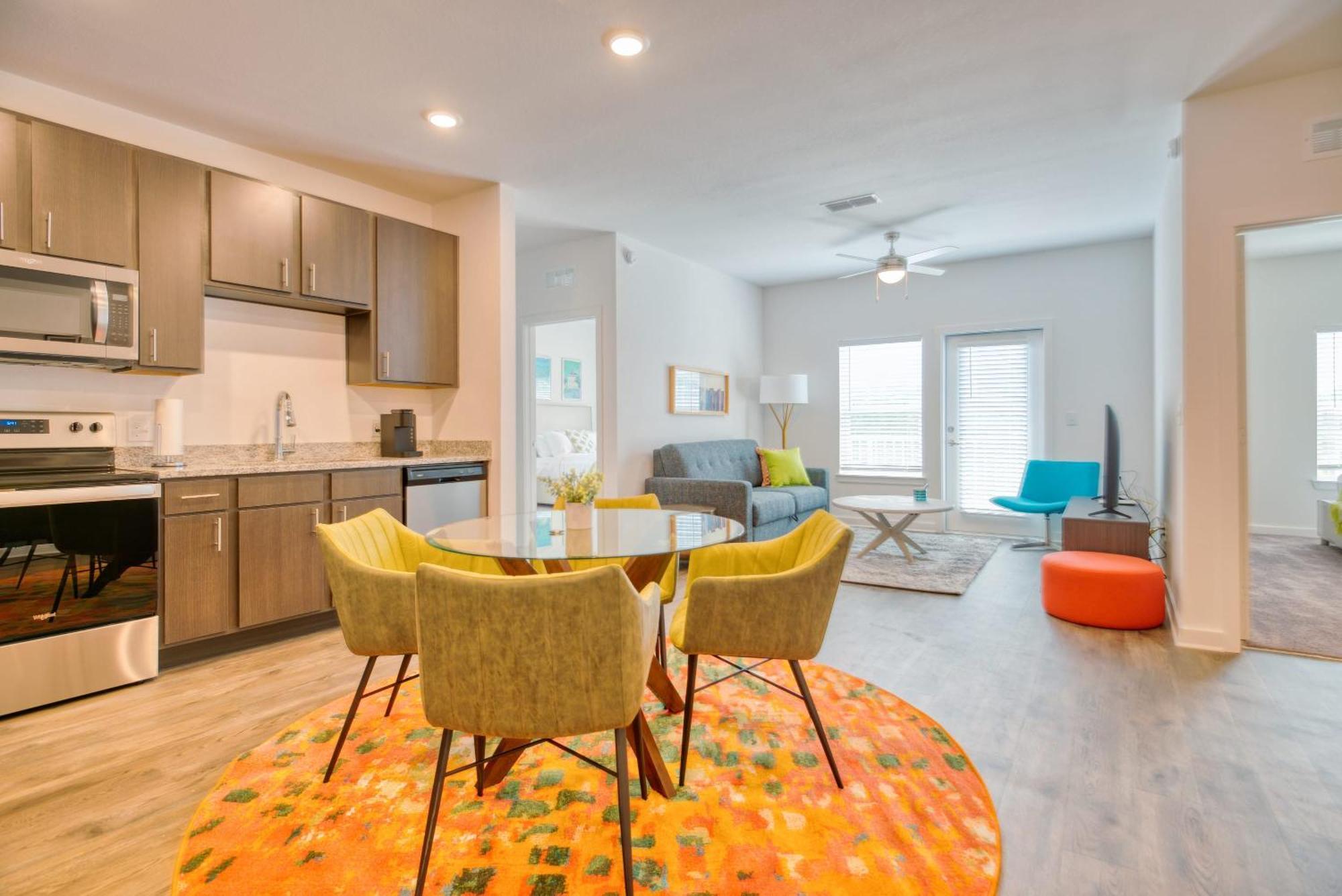 Luxe One Bedroom Apartment With Balcony Gainesville Exterior photo