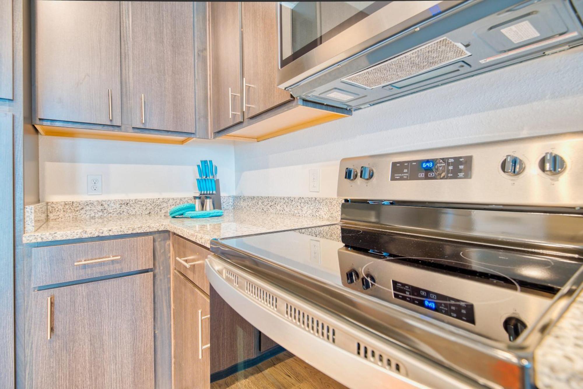 Luxe One Bedroom Apartment With Balcony Gainesville Exterior photo